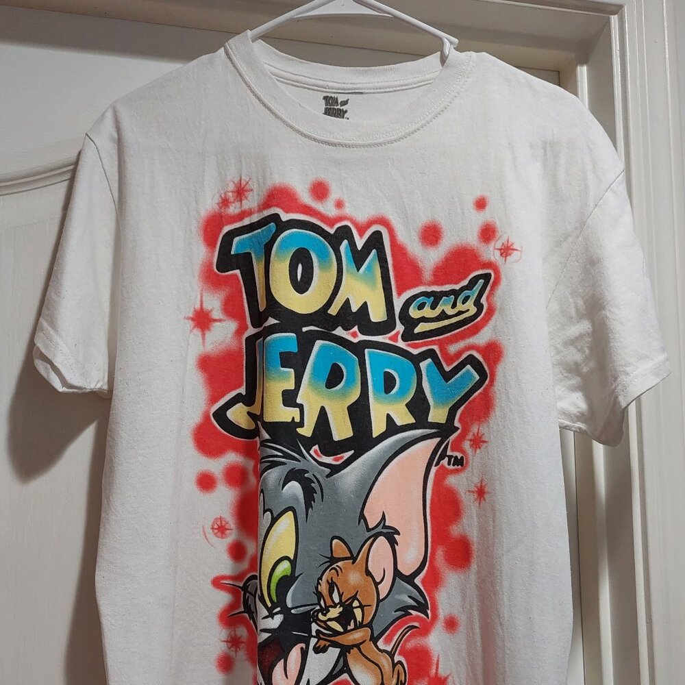Whit pull over Tom & Jerry on white T-shirt Sz M